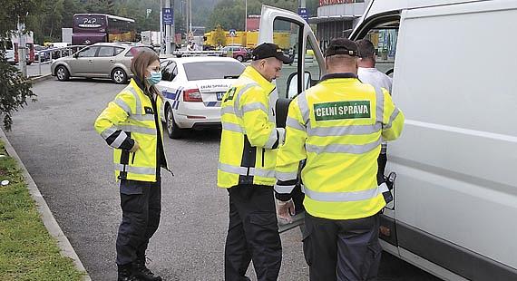 NA VÍKENDOVÉ celorepublikové akci, zaměřené na kontrolu vozidel pohybujících se po českých dálnicích bez platné dálniční známky, se podílely i mobilní hlídky celníků na Vysočině. Foto: Celní úřad KV