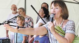 PETRA ČERNOCKÁ v hlavní roli. Na závěr vystoupení si se skupinou Bokomara a přizvanými dětmi z publika všichni zazpívali - co jiného než Saxanu. Foto: Petr Klukan