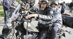 KŮŽE, přilby, chrom a burácení silných motorů - děti se zdravotním hendikepem se v sobotu nadšeně projížděly s drsnými motorkáři kolem Hybrálce. Foto: Jiří Varhaník