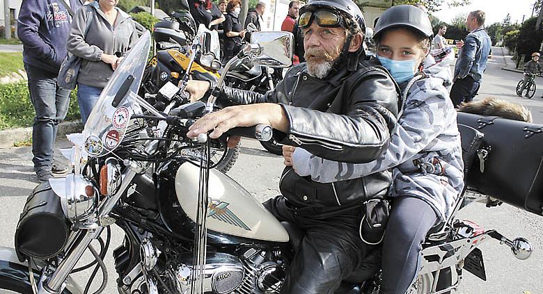 KŮŽE, přilby, chrom a burácení silných motorů - děti se zdravotním hendikepem se v sobotu nadšeně projížděly s drsnými motorkáři kolem Hybrálce. Foto: Jiří Varhaník