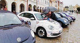 I PŘES pandemii koronaviru a nepříznivé počasí do centra Telče v sobotu dorazila spousta příznivců značky Volkswagen Beetle a New Beetle. Foto: David Kratochvíl
