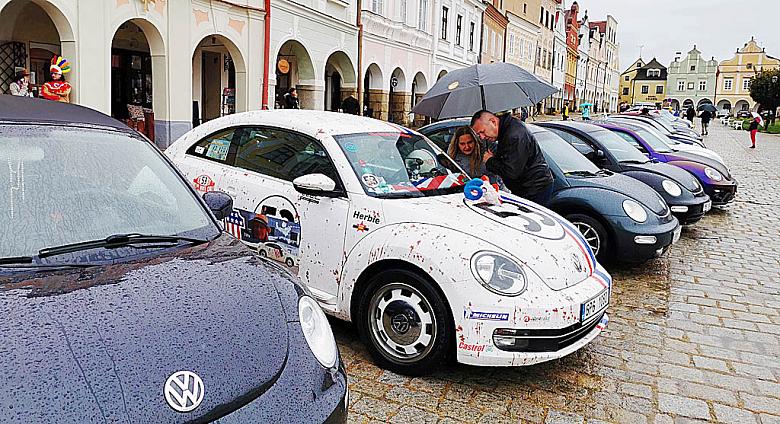 I PŘES pandemii koronaviru a nepříznivé počasí do centra Telče v sobotu dorazila spousta příznivců značky Volkswagen Beetle a New Beetle. Foto: David Kratochvíl