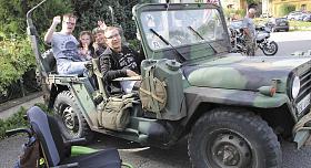 POSÁDKA terénního jeepu připravená k vyjížďce Motorkářského dne pro děti s hendikepem v Hybrálci. Vozík protentokrát zůstal opodál (více foto a video z akce na webu JL). Foto na stránce: Jiří Varhaník