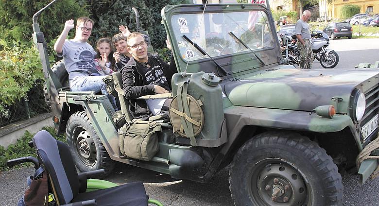 POSÁDKA terénního jeepu připravená k vyjížďce Motorkářského dne pro děti s hendikepem v Hybrálci. Vozík protentokrát zůstal opodál (více foto a video z akce na webu JL). Foto na stránce: Jiří Varhaník
