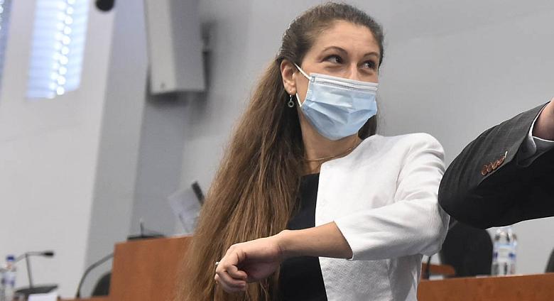 EVA DECROIX (ODS a Starostové pro občany), advokátka, která je též zastupitelkou města Jihlavy.  