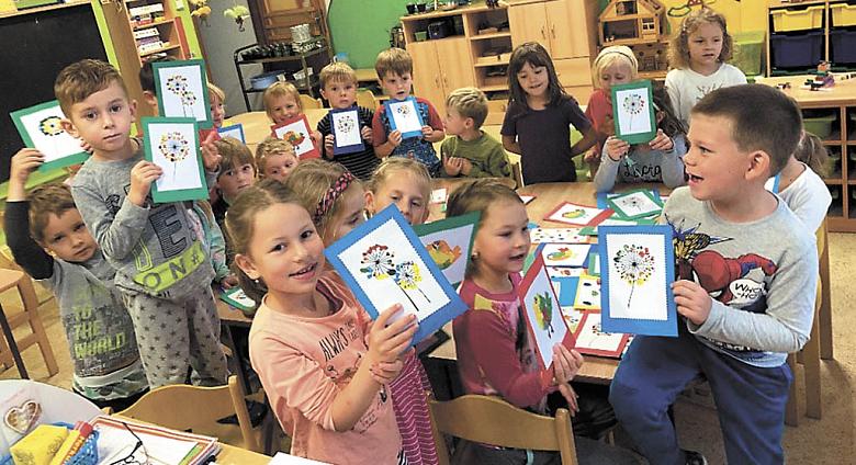 DĚTI ze školky Na Podhoře v Polné s přáníčky, která tvořily pro babičky a dědečky z Domova důchodců ve Ždírci. Foto: archiv MŠ, Jitka Bednářová