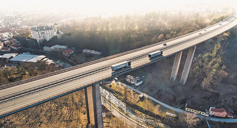 DÁLNIČNÍ most Vysočina, klenoucí se nad údolím Oslavy, je nepřehlédnutelnou dominantou Velkého Meziříčí. Nyní po opravě. Foto: archiv Metrostav, a.s.