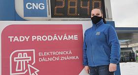 BĚHEM dvaceti minut prodala obsluha jihlavské čerpací stanice Markéta Mrkvičková dvě dálniční známky, obě byly s roční platností. Foto: David Kratochvíl