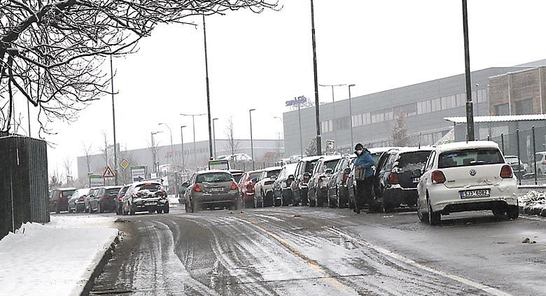 NEJVĚTŠÍ očkovací centrum na Vysočině v Hruškových Dvorech dokáže naočkovat proti covidu-19 až tisíc osob denně. Kvůli jeho činnosti však v místní průmyslové zóně notně zhoustla doprava. Foto: Petr Klukan
