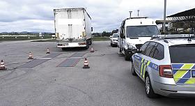 ŘIDIČ (38) tohoto kamionu, kterého policisté kontrolovali v areálu havlíčkobrodského letiště, spáchal hned několik dopravních přestupků. Navíc  návěs tažený kamionem neměl v silničním provozu co dělat, protože SPZ měl v depozitu. Foto: PČR