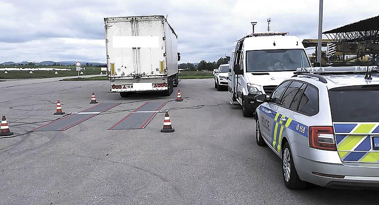 ŘIDIČ (38) tohoto kamionu, kterého policisté kontrolovali v areálu havlíčkobrodského letiště, spáchal hned několik dopravních přestupků. Navíc  návěs tažený kamionem neměl v silničním provozu co dělat, protože SPZ měl v depozitu. Foto: PČR