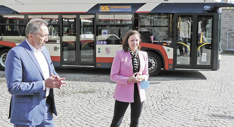 PRIMÁTORKA Karolína Koubová (Fórum Jihlava) hovoří na tiskové konferenci v jihlavském dopravním podniku. Foto: Pavel Bajer