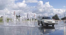 NA jihlavském polygonu si mladí řidiči ve věku od 18 do 24 let mohli vyzkoušet, jak se jejich auto chová na mokré vozovce a zároveň si ověřit, jak jsou schopní reagovat v krizové situaci.