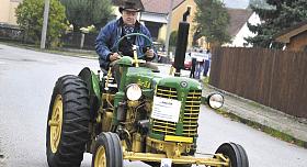 RUDOLF Křesťan ze Žďárska přijel do Třeštice s Avií, aby se na návsi mohl pochlubit se svým strojem, který byl rodině v roce 1949 zabaven. Zpět do jejich vlastnictví se dostal až po revoluci.