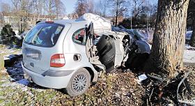 ŘIDIČ osobního auta Renault narazil u Mirotína na Pelhřimovsku s vozem do stromu. Těžce zraněného ho převážel do nemocnice v Českých Budějovicích vrtulník. Spolujezdkyně vážným zraněním podlehla ještě před příjezdem záchranářů. Foto: ZZS Kraje Vysočina