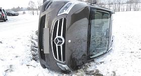 ŘIDIČ Mercedesu boural v křižovatce u Hojkova, když jel směrem na Dušejov. Podle krajské policejní mluvčí Dany Čírtkové jel příliš rychle a měl na voze obuté letní pneumatiky. Foto: PČR