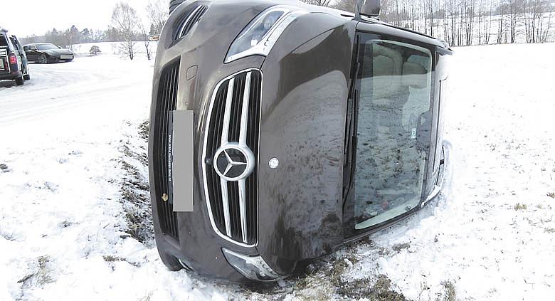 ŘIDIČ Mercedesu boural v křižovatce u Hojkova, když jel směrem na Dušejov. Podle krajské policejní mluvčí Dany Čírtkové jel příliš rychle a měl na voze obuté letní pneumatiky. Foto: PČR