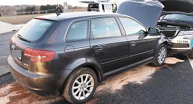 POLICEJNÍ honička se zfetovaným řidičem začala o silvestru na silnici z Jihlavy na Havlíčkův Brod a skončila za obcí Sv. Kříž u kruhového objezdu, kde šofér Audi A3 naboural do policejního auta. Foto: PČR