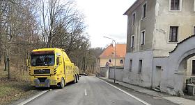 PŘESNĚ před týdnem se z odtahovky po poledni uvolnil náklaďák, který narazil do několika aut a zastavil se až o rodinný dům, jenž poškodil. Foto: PČR