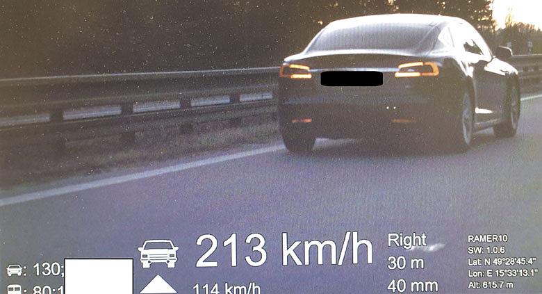 ŘIDIČ (46) v pondělí večer jel po dálnici za Jihlavou směrem na Prahu tak rychle, že mu hlídka naměřila 213 km/h. Dopravní přestupek se bude řešit ve správním řízení, kde šoférovi hrozí pokuta a zákaz řízení. Foto: PČR