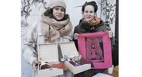 VYRÁBĚNÍ hraček z vlny se Barbora Lívancová (vlevo) a Barbora Kučerová z Třeště nevěnují dlouho. Je to pro ně koníček a živit se tím ani jedna z dívek do budoucna nehodlá. Foto: David Kratochvíl