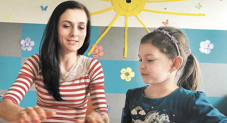 U ZÁPISU do první třídy oslavila Eliška Peterková z Větrného Jeníkova své šesté narozeniny. Od rodičů dostala školní brašnu. Foto: David Kratochvíl