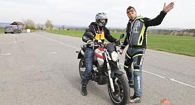 JIŘÍ NOVÁČEK z motoškoly Bezpečně na motorce patřil mezi tým lidí, kteří pro motorkáře připravili disciplíny v nedávno proběhlé soutěži Řidič Vysočiny. Na trati nejen popisovali závodníkům úkoly, ale nešetřili ani radami, které se mohou hodit. Foto: Petr