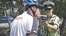 HNED dva bikeři nadýchali. Při dechové zkoušce jim test na alkohol pokaždé vyšel pod promile, takže se budou zpovídat z přestupku v rámci správního řízení. Foto: PČR