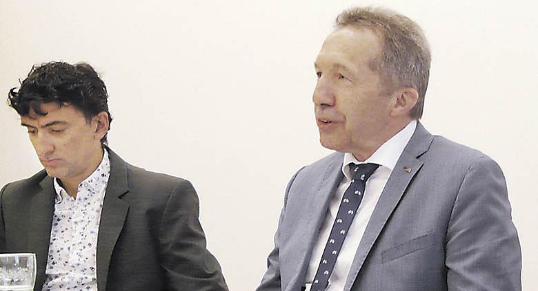 JIHLAVA minulý týden hostila dva dny mezinárodní konferenci na téma městská mobilita. Mezi její hlavní aktéry patřili národní cyklokoordinátor Jaroslav Martinek (vlevo) a jihlavský radní Jaroslav Vymazal. Foto: Pavel Bajer 