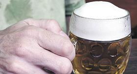 PODLE nasbíraných dat necelá třetina respondentů preferuje pivo, necelá čtvrtina víno. Ilustrační foto: archiv JL