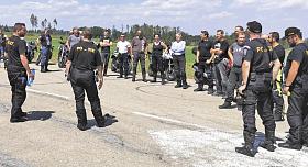 DO PREVENTIVNÍ akce se zapojilo téměř 70 motorkářů, kteří v pátek dorazili na letiště v Komárovicích, kde startovala jízda pod dohledem dopravních policistů s cílem na polygonu v Jihlavě.Foto: PČR