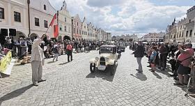 CENTRUM Telče bylo v obležení lidí. Historická vozidla a motorky si přišly prohlédnout stovky lidí. 