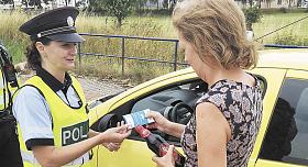 POLICISTÉ se snaží na řidiče působit preventivně, aby před jízdou nepili alkohol. Každoročně přes léto na Vysočině realizují akci Řídím, piju nealko. Tentokrát to bylo poslední červencový pátek na silnici II/405 u odbočky na Uhřínovice nedaleko Brtnice. P