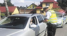 POLICISTÉ kontrolovali řidiče od pátku do neděle po celé Vysočině. Přestupkům dominovaly pokuty za rychlost, jízda bez pásů a šoféři také přicházeli o papíry kvůli alkoholu nebo jízdě pod vlivem drog. Foto: PČR