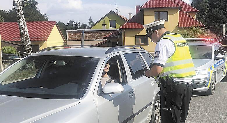 POLICISTÉ kontrolovali řidiče od pátku do neděle po celé Vysočině. Přestupkům dominovaly pokuty za rychlost, jízda bez pásů a šoféři také přicházeli o papíry kvůli alkoholu nebo jízdě pod vlivem drog. Foto: PČR