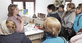 NA ŽĎÁRSKÉ výstavě Retrohrátky jsou zážitkem nejen hračky, ale i výklad průvodkyně Kamily Dvořákové, který zaujal i partu žen.