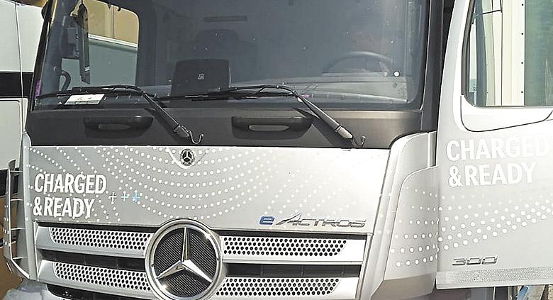 ZCELA nový kamion e-Actros patří na českém trhu ke žhavým novinkám. Tahač je plně elektrický. Foto: Pavel Bajer