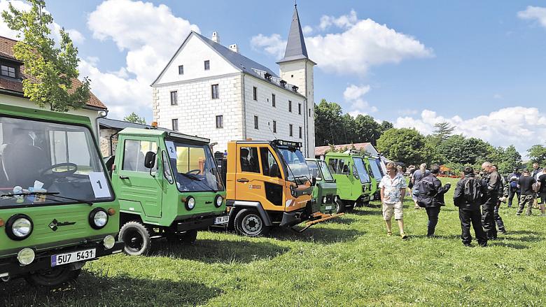 V AREÁLU zámečku v Přísece se konal historicky první sraz multikár. Sjelo se na něj 41 vozů. Foto: David Kratochvíl