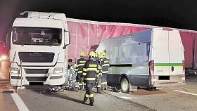 K DALŠÍ tragédii došlo minulý týden během úterní noci. Tentokrát na rozmezí Jihlavska a  Havlíčkobrodska.  Krátce před druhou hodinou v noci se stala na silnici I/38 v katastru Antonínova Dolu, kde se střetla dodávka s kamionem. Foto: PČR