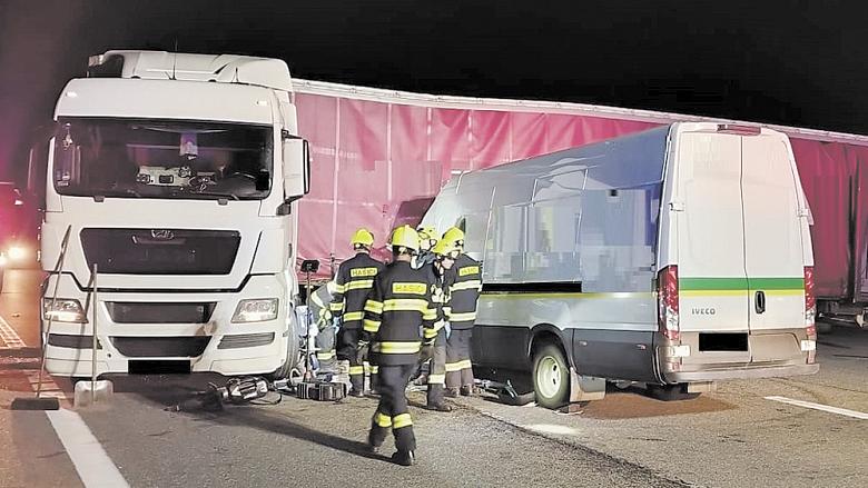 K DALŠÍ tragédii došlo minulý týden během úterní noci. Tentokrát na rozmezí Jihlavska a  Havlíčkobrodska.  Krátce před druhou hodinou v noci se stala na silnici I/38 v katastru Antonínova Dolu, kde se střetla dodávka s kamionem. Foto: PČR