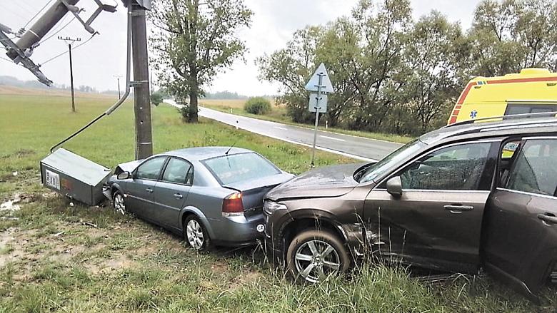 K PRVNÍ nehodě došlo minulý týden ve středu po šesté hodině ráno, kdy řidič obrátil osobní auto na bok, a k druhé vyjížděly všechny složky integrovaného záchranného systému v sobotu dopoledne, kdy došlo i k poškození sloupu elektrického vedení. Foto: PČR