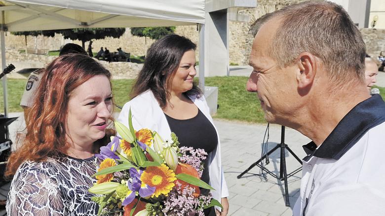 ZACHRÁNKYNĚ lidského života Jiřina Kraumanová s kamarádkou Lenkou Eliášovou ocenil v rámci policejní akce Bezpečný život na Vysočině nejen krajský policejní ředitel Miloš Trojánek, ale také hejtman Vítězslav Schrek a jihlavský primátor Petr Ryška.  Foto: