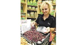 NA SÁZENÍ ozimé cibule je dle vedoucí jihlavské semenářské prodejny Kristýny Latzkové právě nyní ten pravý čas. Těm, kteří se rádi realizují v kuchyni, doporučuje červenou odrůdu Akado. Foto: Ladislava Brabencová