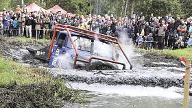 LOUŽE JOŽIN Z BAŽIN. Obrovskou atrakcí je pochopitelně projíždění největší bahnité louže na mokřadech. Vyzkoušely si ji v rámci truck show nabušené trucky. V akci tatrovka, která ji bez problému zvládla. Foto: Petr Klukan