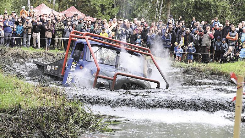 LOUŽE JOŽIN Z BAŽIN. Obrovskou atrakcí je pochopitelně projíždění největší bahnité louže na mokřadech. Vyzkoušely si ji v rámci truck show nabušené trucky. V akci tatrovka, která ji bez problému zvládla. Foto: Petr Klukan