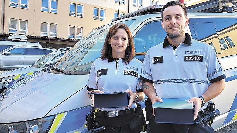 HLÍDKA z dálničního oddělení Velký Beranov ve složení pprap. Alena Frank a prap. Tomáš Vendl projížděla v rámci běžného výkonu služby ve středu 20. září kolem půl druhé odpoledne po dálnici směrem na Brno. Všimla si odstaveného vozu a původně si myslela, 