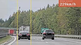 DÁLNIČNÍ policisté zastavili kvůli vysoké rychlosti řidiče (37) na D1 u čerpací stanice nedaleko Humpolce. Přestupek se bude muset řešit ve správním řízení. Tak vysokou rychlost nelze vyřídit pokutou na místě. Foto: PČR
