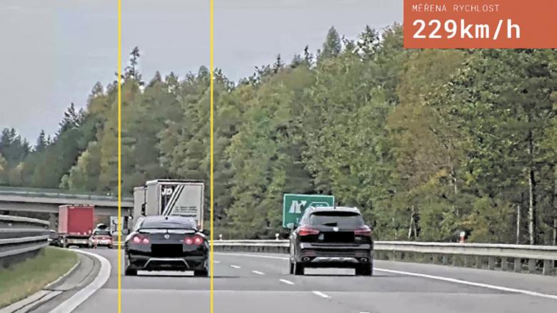 DÁLNIČNÍ policisté zastavili kvůli vysoké rychlosti řidiče (37) na D1 u čerpací stanice nedaleko Humpolce. Přestupek se bude muset řešit ve správním řízení. Tak vysokou rychlost nelze vyřídit pokutou na místě. Foto: PČR