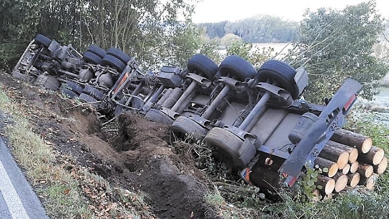 NÁKLADNÍ vůz včetně přívěsu skončilo mezi Urbanovem a Nevcehlí nedaleko Telče na boku v příkopu. Foto: PČR