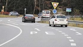 KRUHOVÝ objezd u Kostelce u Jihlavy byl postaven před sedmi lety. Někteří řidiči s ním mají problémy. Podle kraje je bezpečný. Foto: Petr Klukan